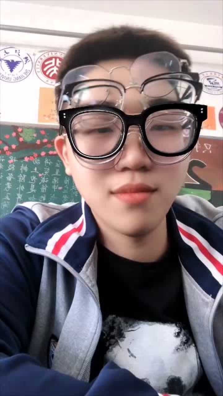 班级今天期末考试班草突然2000度的近视眼镜丢了同学们的做法太感动