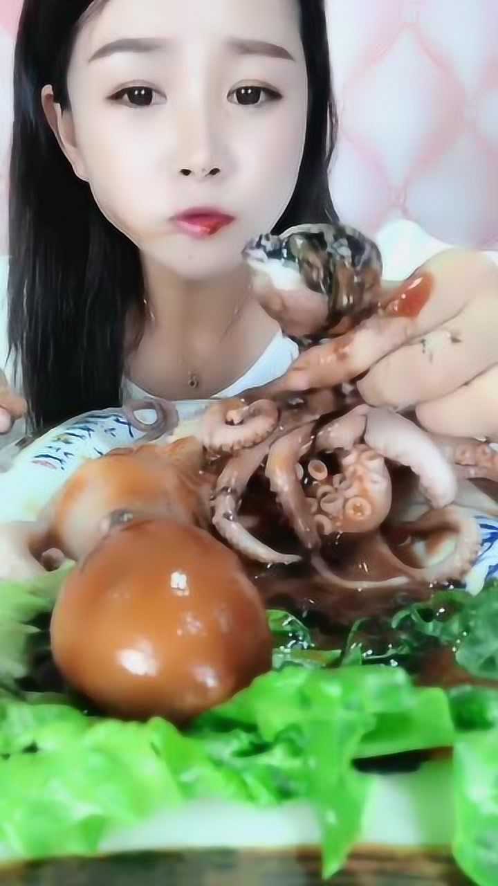 看美女吃八爪鱼,今天来个双爆头,上去直接一口超过瘾,我都饿了