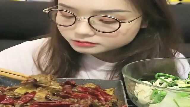 美女吃播:阿尤小姐姐吃美食,大口大口吃,满嘴流油