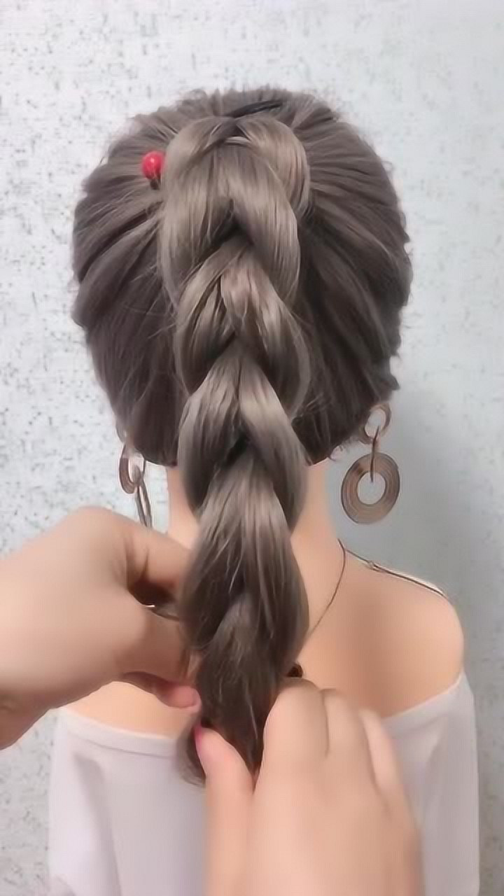 不会编发的这样做,只需几个简单的小皮筋,鱼骨辫一分钟get