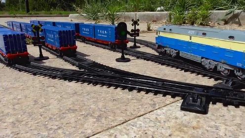 外景实拍蓝色中铁集装箱列车，编组高架轨道模拟行驶视频