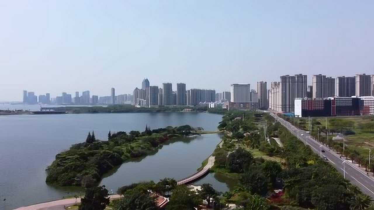 航拍广东湛江赤坎区滨湖湿地公园市区的中央公园
