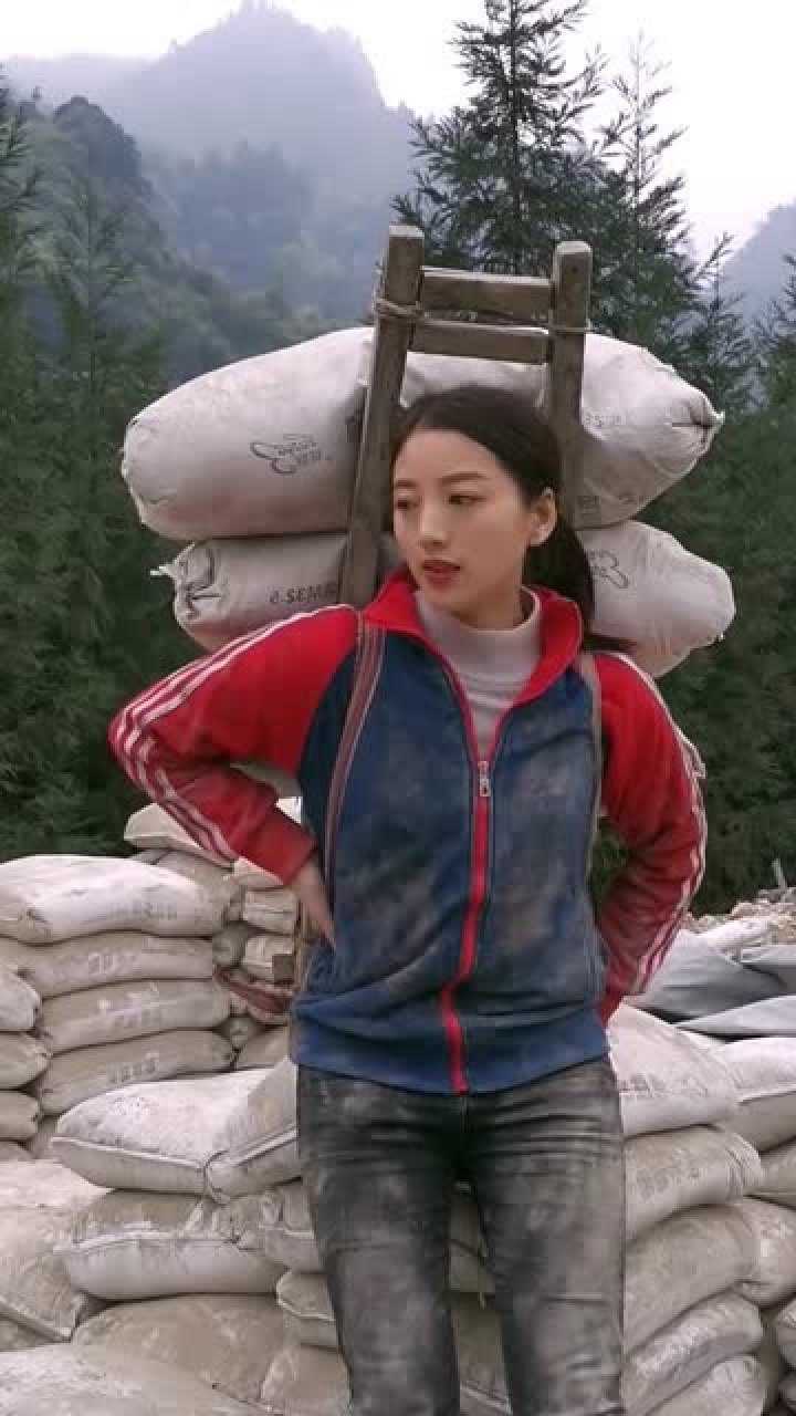 95后美女工地搬水泥看到她干活的样子真是太辛苦了