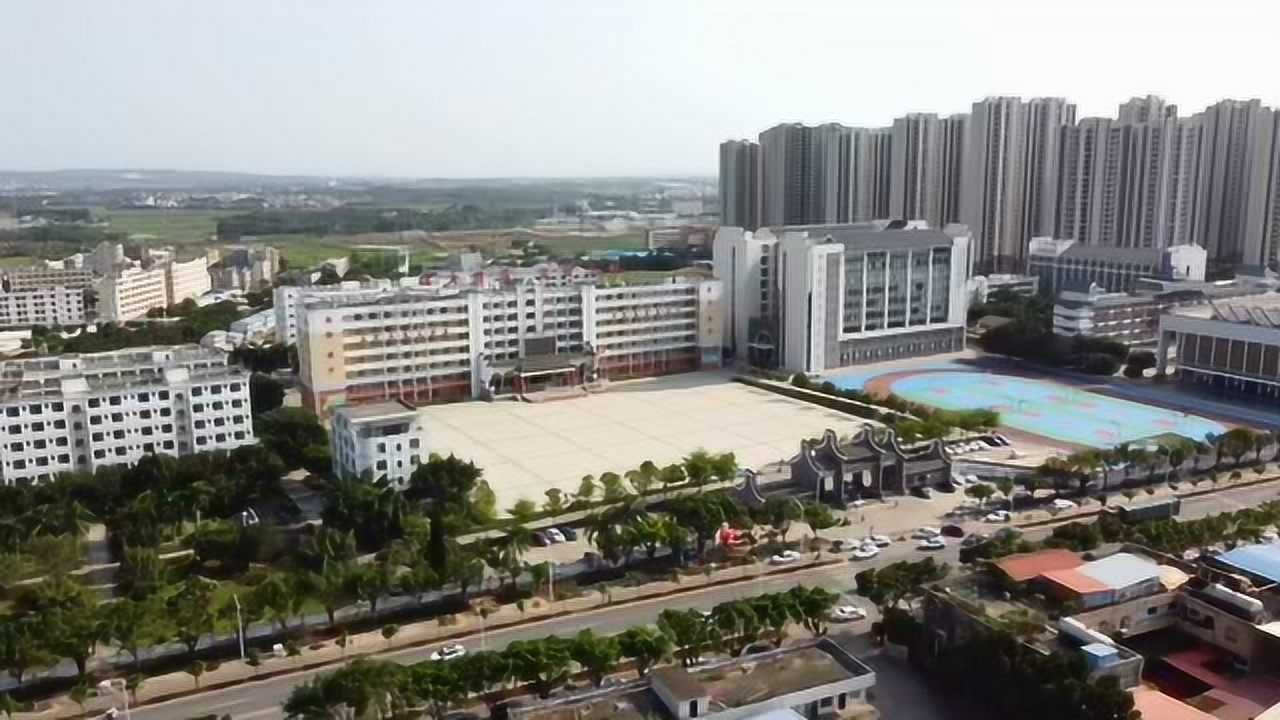 航拍广东湛江北大附属实验学校全日制寄宿私立学校美丽的校园