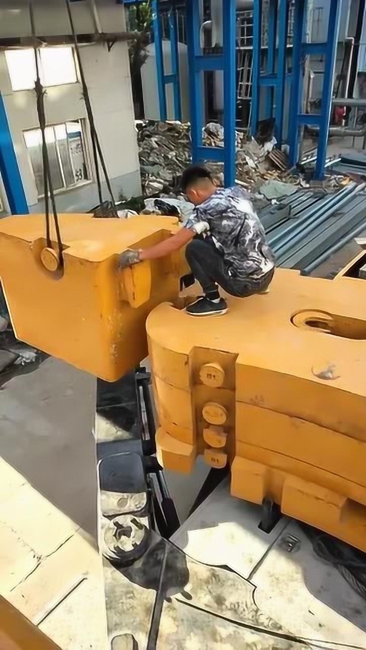 吊车给自己增加配重这么重的铁块看着真是厉害了