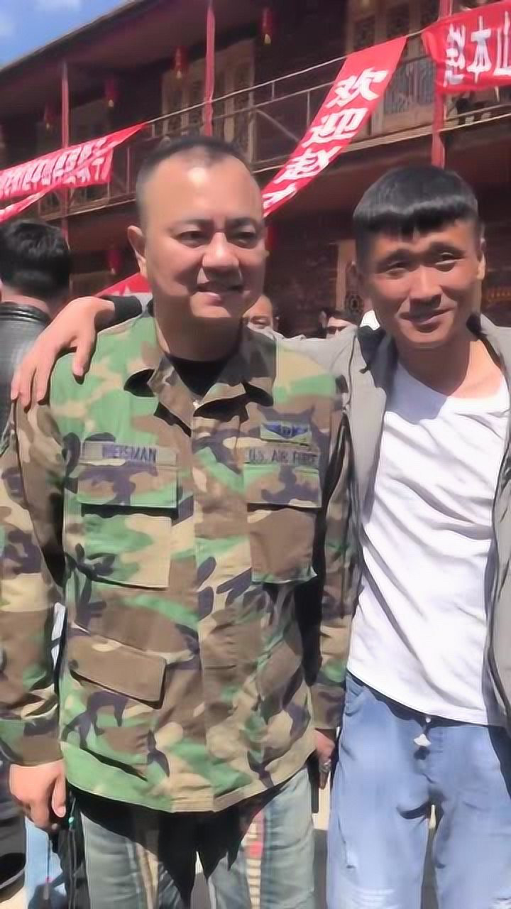 刘老根3开机现场豪哥在现场非常亲民感觉很舒服