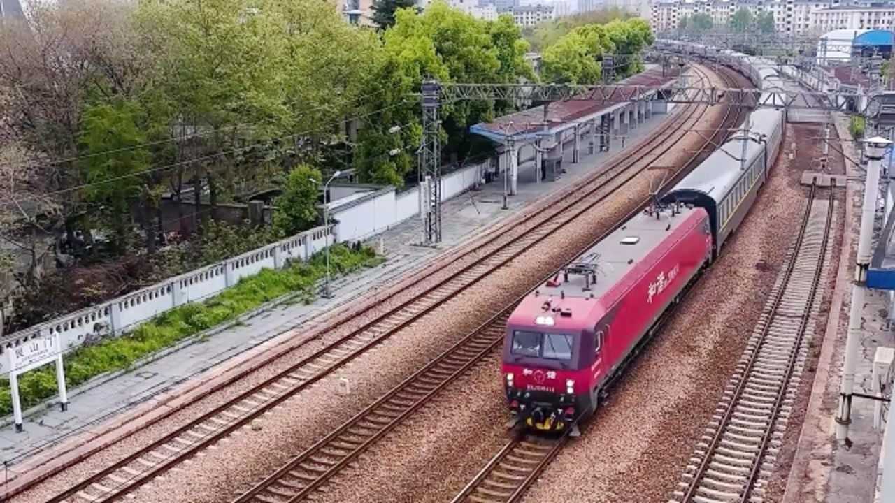 外号大番茄的hxd3d机车,牵引z86次全卧铺列车由杭州开往西安