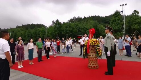 毛主席铜像献花篮仪式，游客不当行为被工作人员制止，很棒！