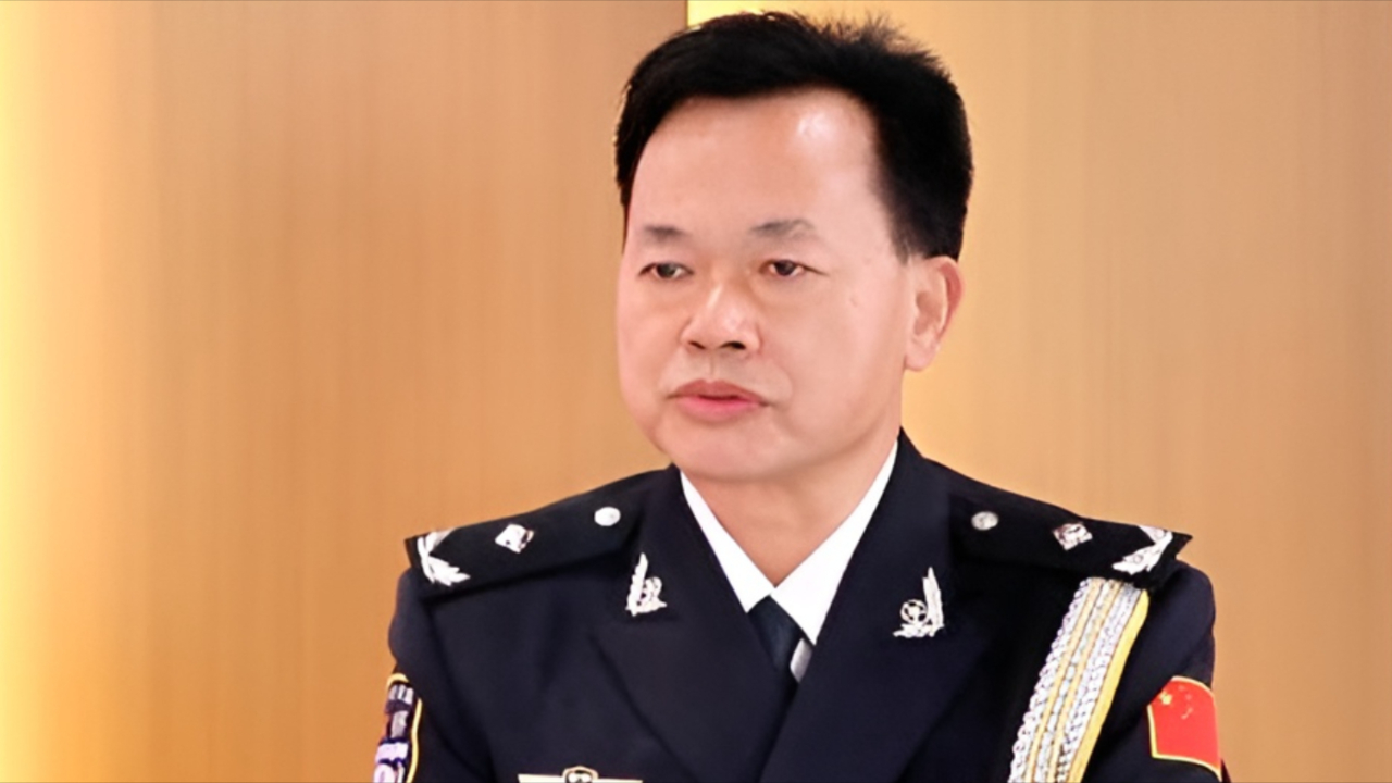 监狱长黄志坚,主动投案