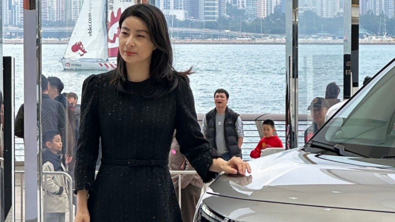 郭晶晶豪门气场全开穿长裙出席活动被围观温婉大方又瘦了不少