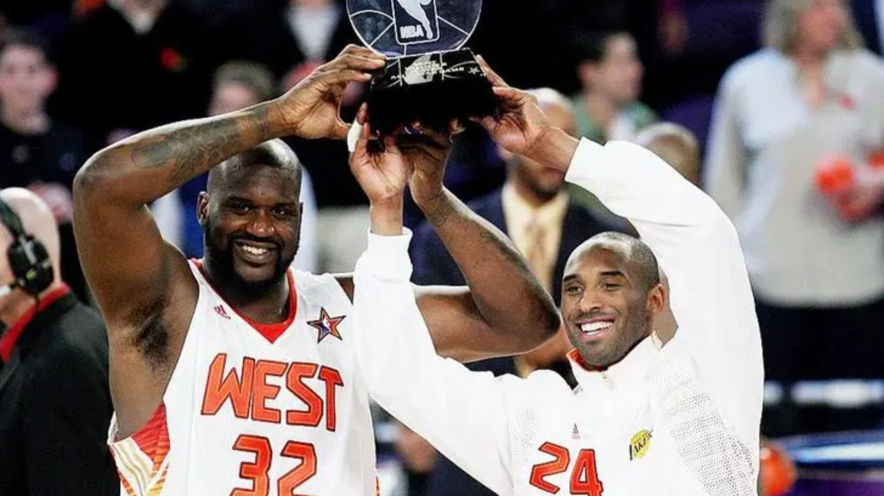 2009年全明星,科比和奥尼尔共举全明星赛奖杯成永恒!