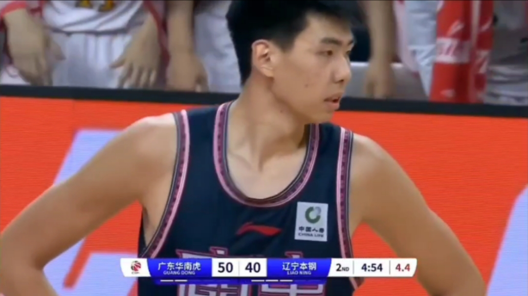 徐昕刚暴扣拿分 随后防守端犯错就被杜锋换下