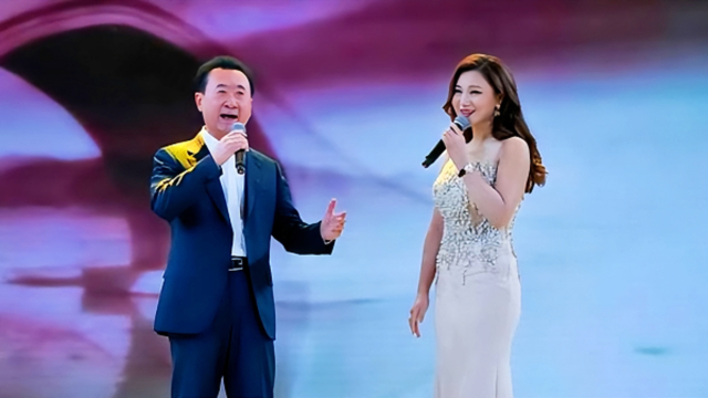 王健林与安徽美女合唱《夫妻双双把家还》,不输专业歌手