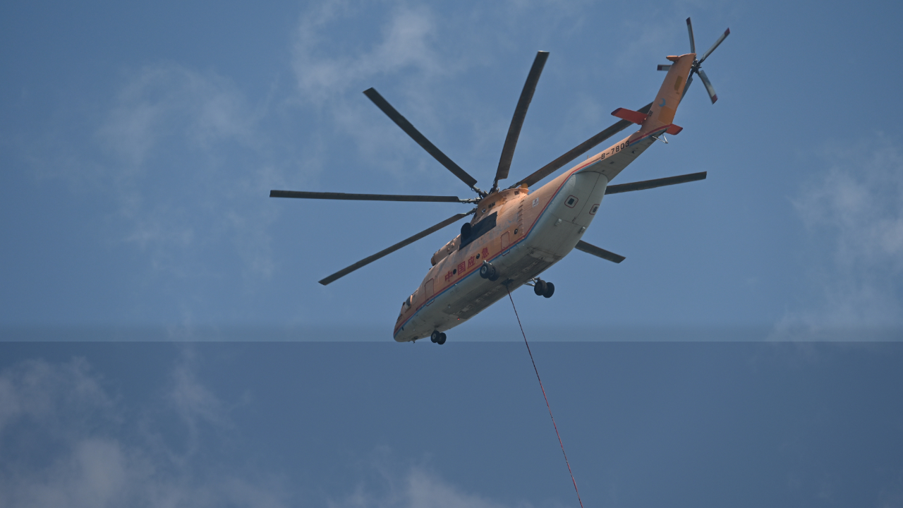 近期多地山火频发,最大消防直升机取水灭火太震撼,功能强也很贵