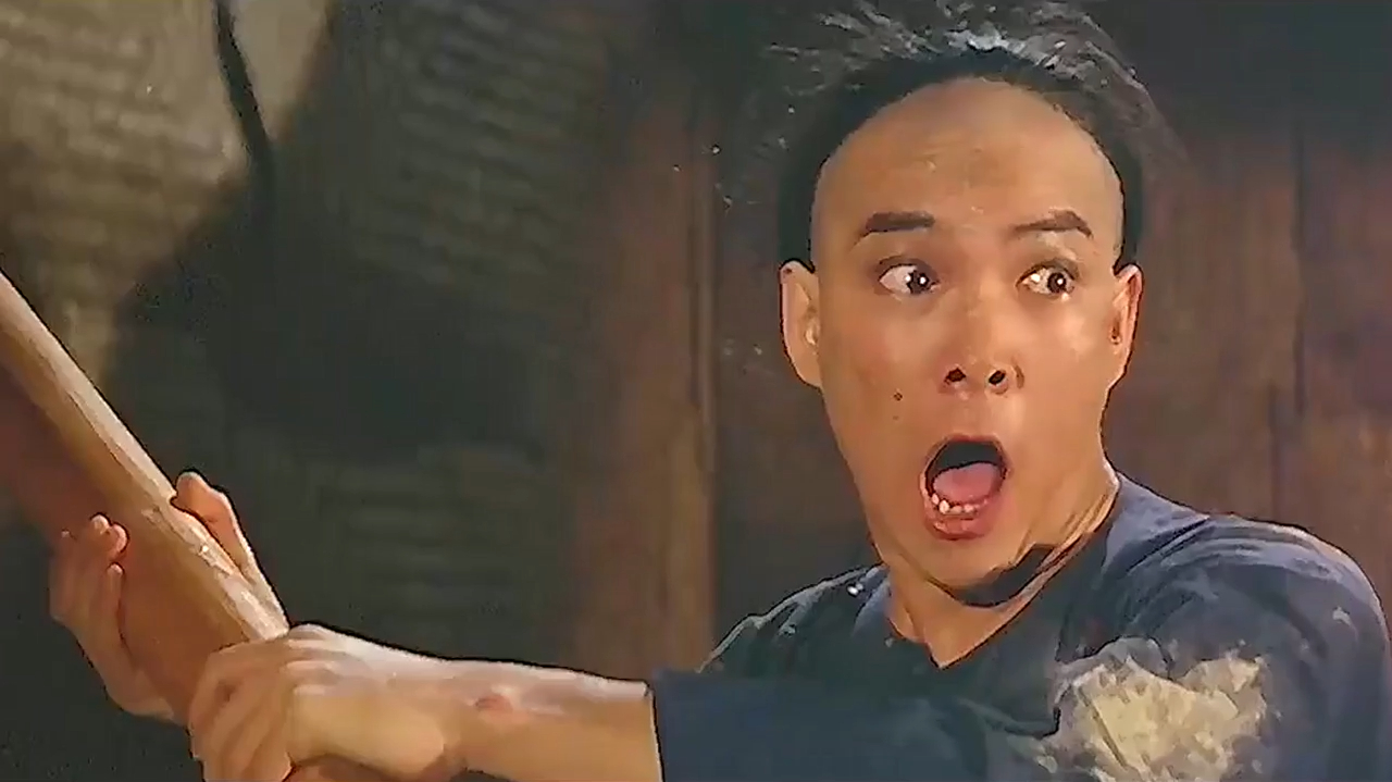 英叔被杀手半夜偷袭,戏班子被放了火,现场一片火海