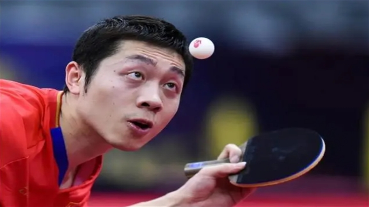 19岁的许昕太坏了,突然搞起突袭,对手气的直接怒摔球拍