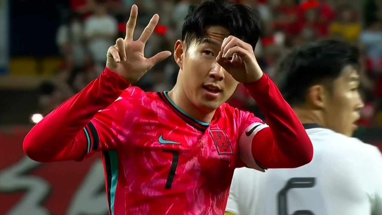 孙兴慜比3:0手势 国足球迷上演川剧变脸 怒骂不止