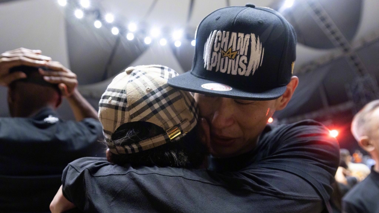 林书豪哭了!打台湾联赛勇夺第2冠 拼到半月板裂开 抱