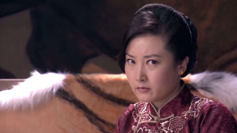 大当家在兄弟面前侃侃而谈,谁料老婆一来就老实了