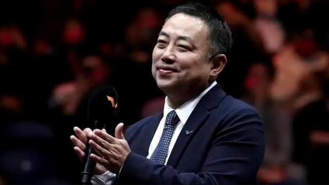 刘国梁西装革履,孙颖莎表情惊喜,颁奖典礼焦点十足