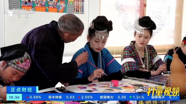 贵州麻江:农民画里飘年味儿,玉兔接福迎新年