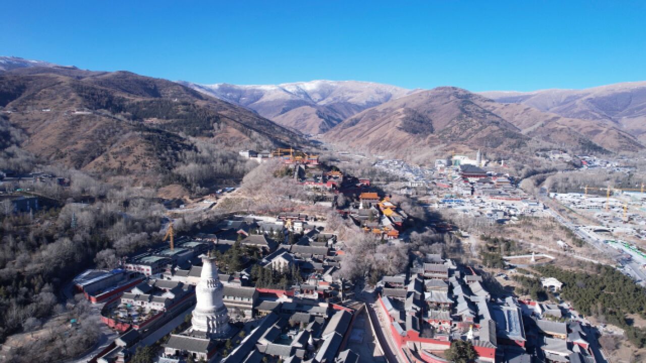 航拍山西五台山台怀镇,几十座寺庙环绕大白塔,太壮观了