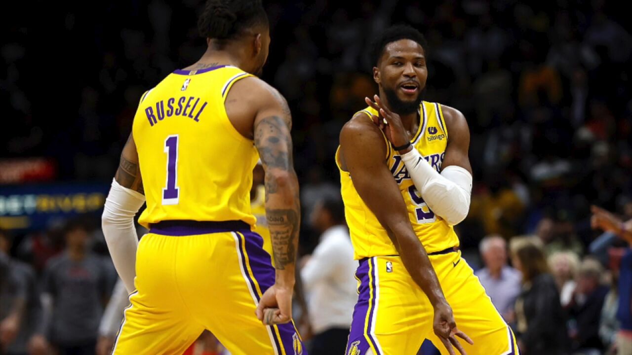 湖人16-2卡位战瞬间无悬念 比斯利三分三连击水拉贡献表情包