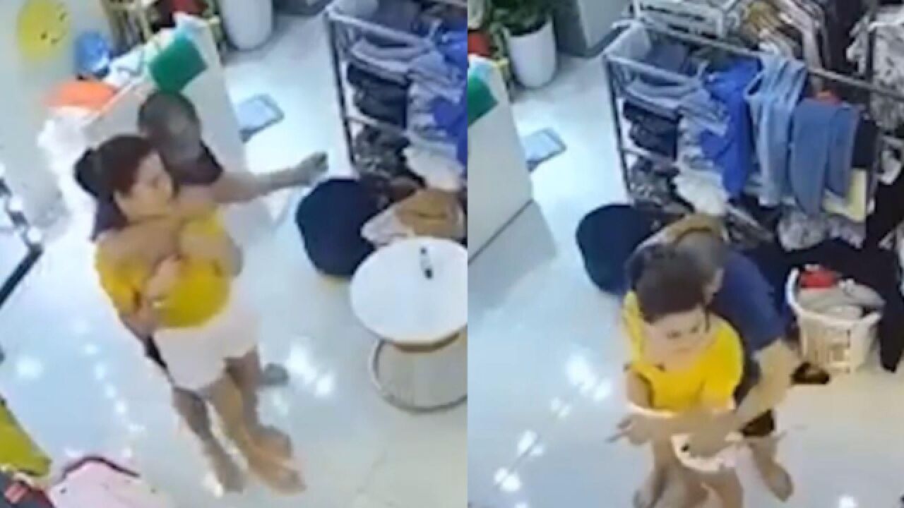 惊险万分！服装店老板娘遇劫财劫色，老板娘巧夺匕首上演教科书式自救_高清