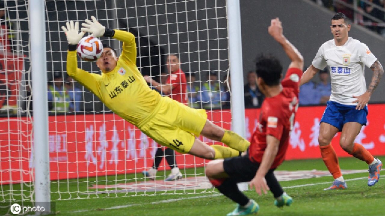 中超成都对阵山东全场集锦,王大雷屡献神扑,费莱尼双响补时绝平!