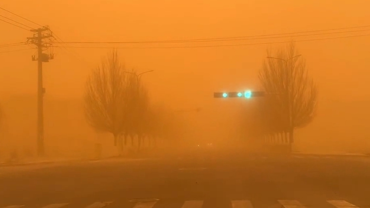 内蒙古局地遭遇大风,强沙尘暴天气!满目昏黄最小能见度88米