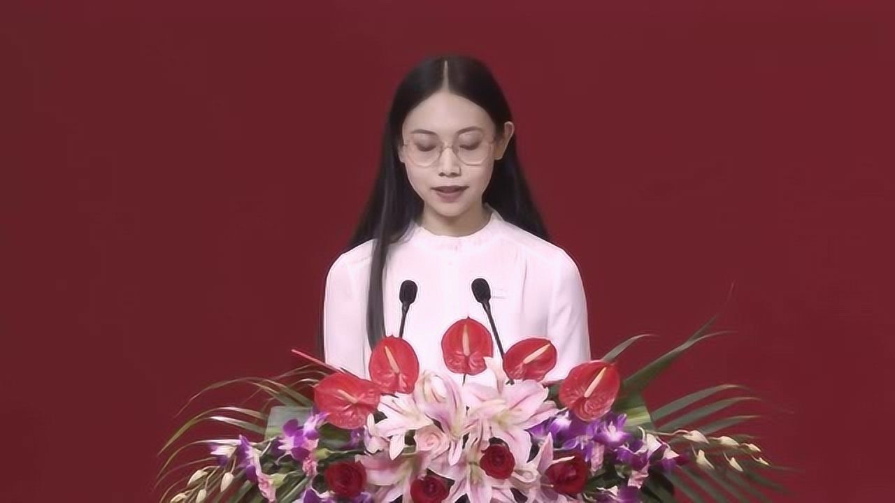 中国传媒大学美女开学演讲这气质一看就是学霸