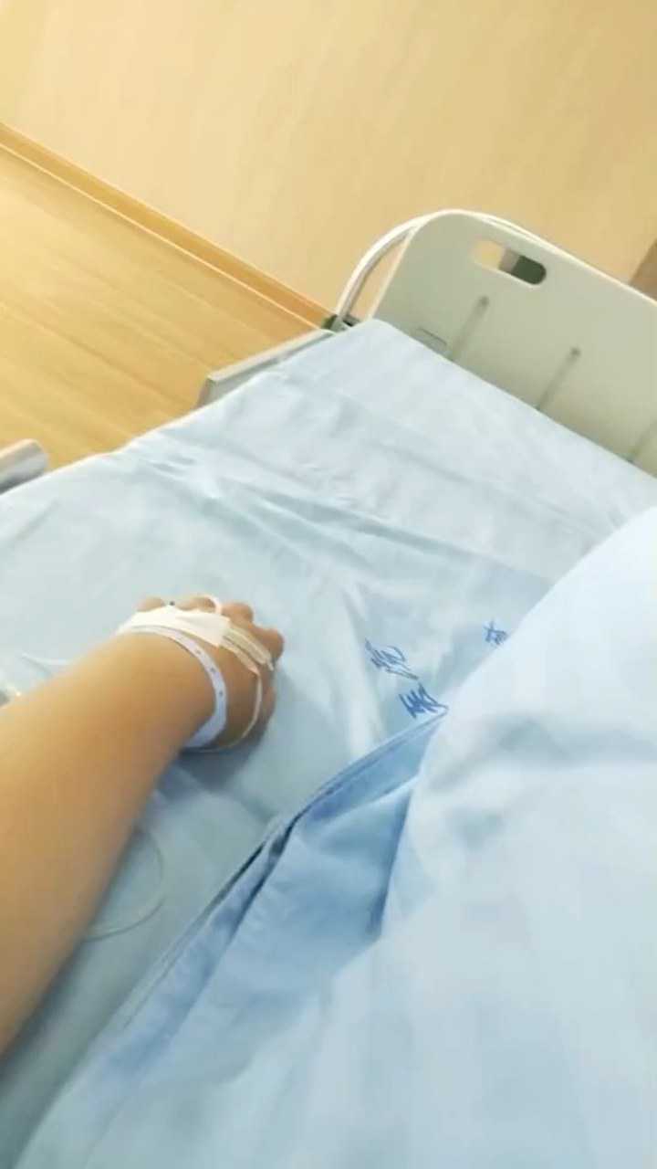 生病了躺在床上输液
