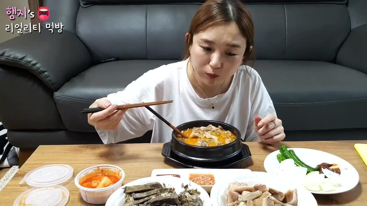 韩国大胃王吃播视频:hamzy 牛杂汤泡饭 猪脸肉 米肠