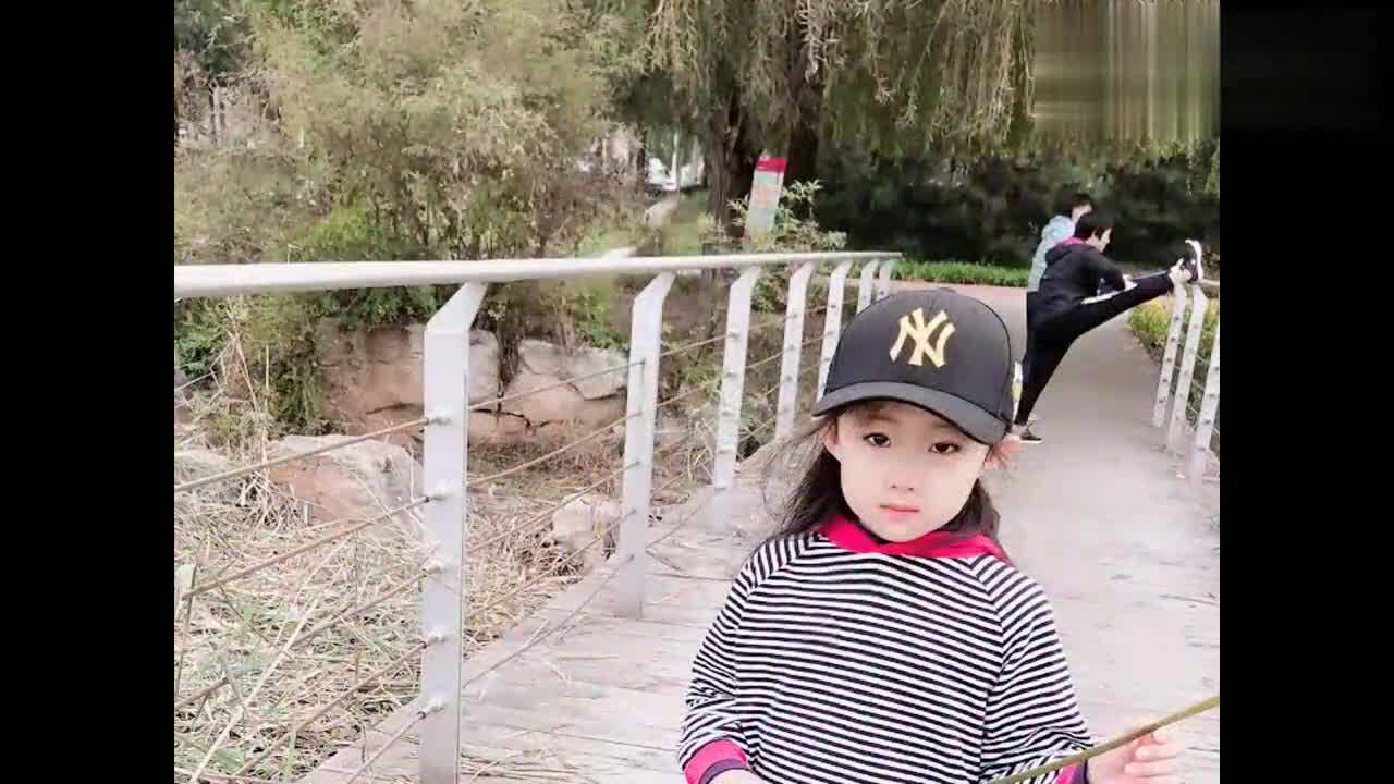 萌娃小玉玉这么忙还不忘锻炼身体,太可爱了,网友:小