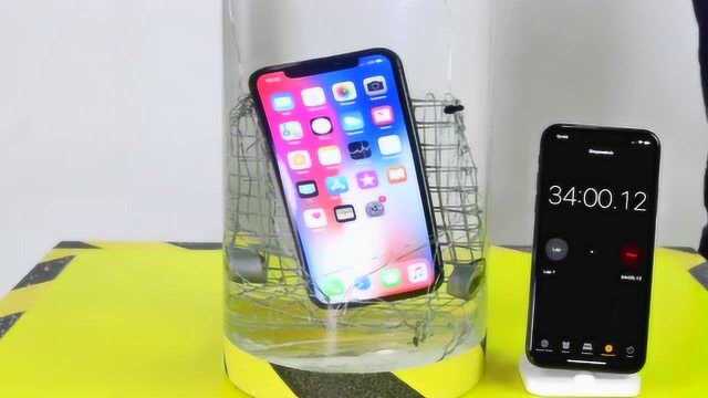 一个个用iPhone X做防水试验,简直就是壕无人性