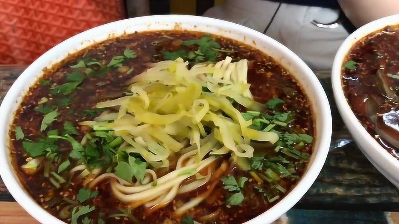 铺满红油的麻辣面,你能吃下去吗