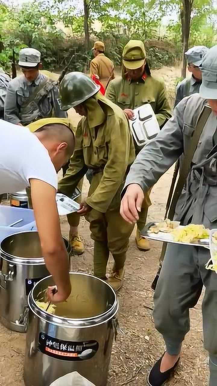 拍戏现场小鬼子和八路军去领饭盒了中日合作了吗