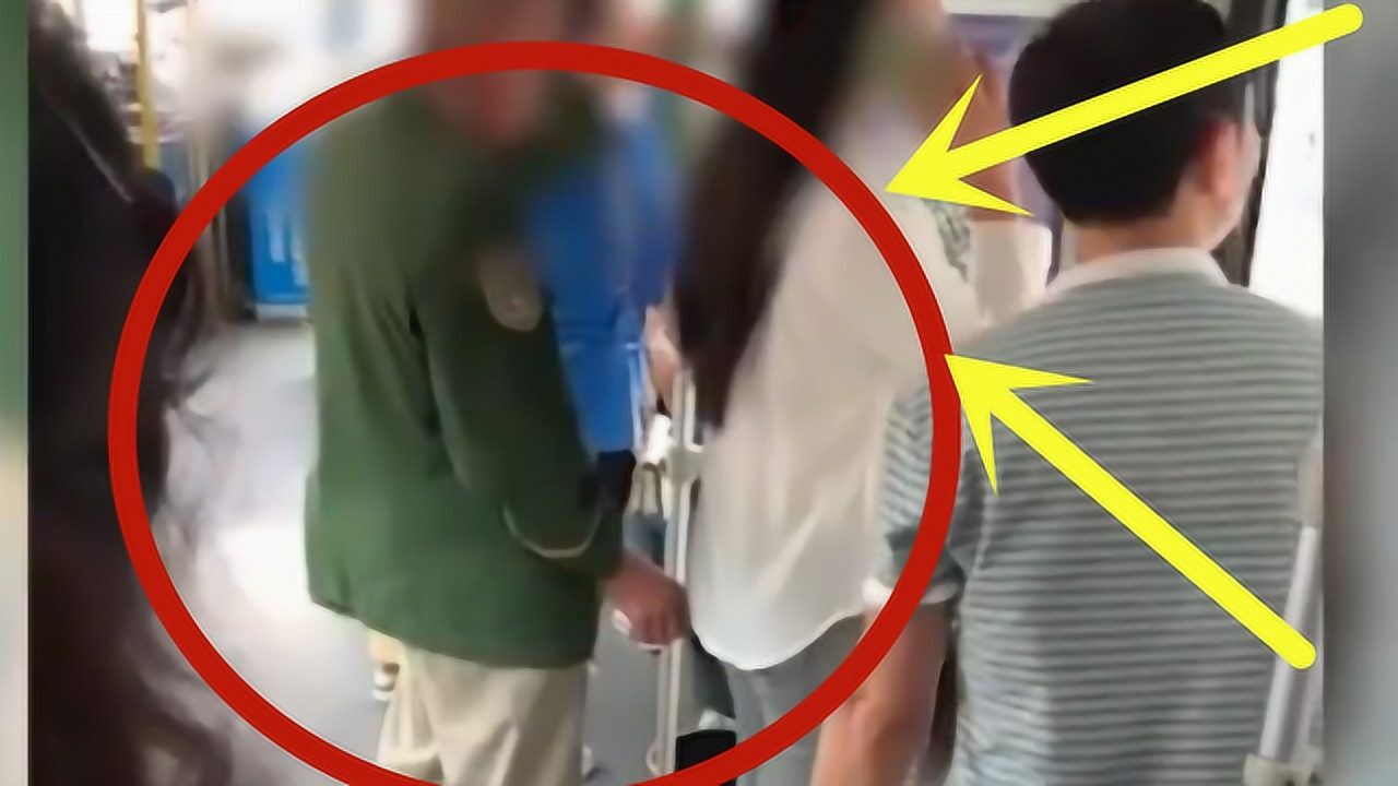 震惊！猥琐大叔公交车频繁触摸美女臀部，路人拍下邪恶画面。_高清