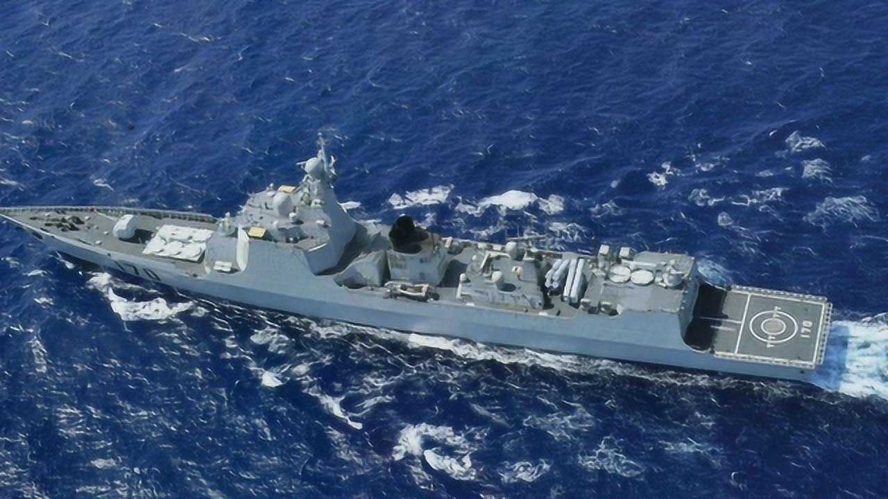 055型驱逐舰,我国特色隐形美学的典范之作,排水量远超现役主流驱逐舰