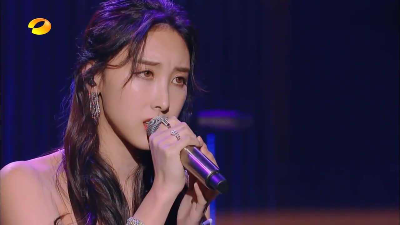 人美声甜许靖韵开唱!粤语"献世"包含独特的细腻,直打动人心!