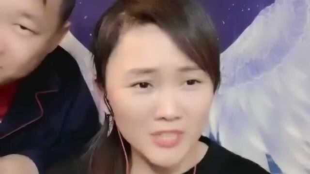 孙小宝媳妇的金玲,演唱《谁》一旁的小宝笑得,合不拢住嘴了