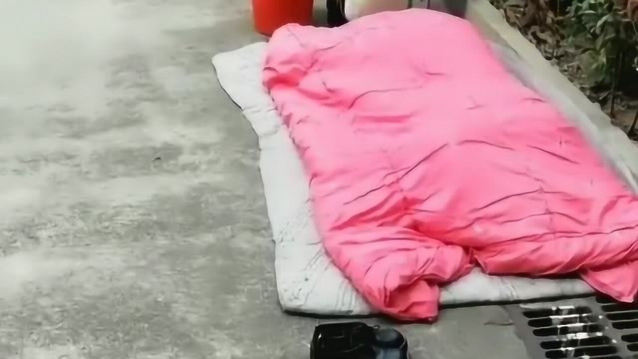 打工仔打地铺睡在大街生活不易且行且珍惜