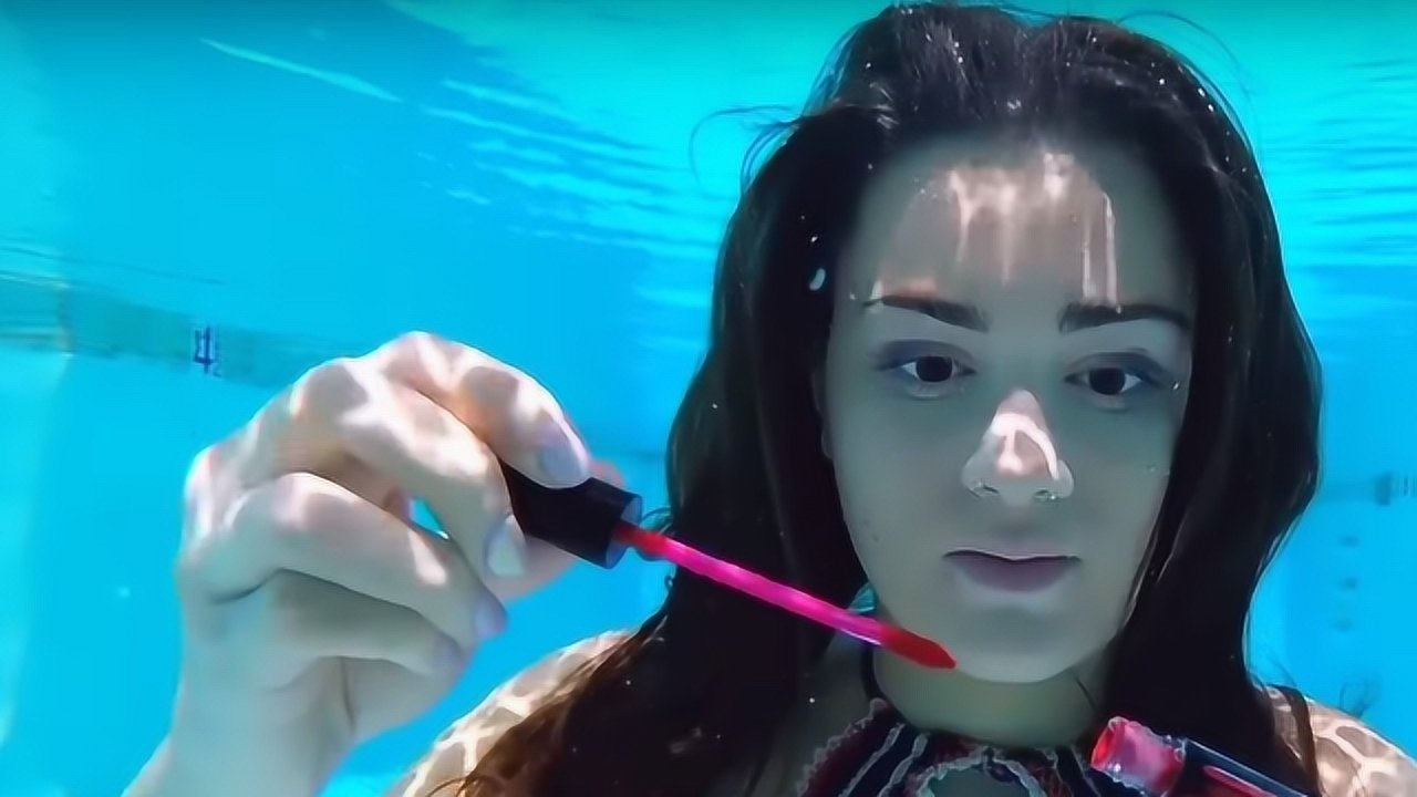 美女苦练憋气挑战水下化妆出水瞬间惊艳众人