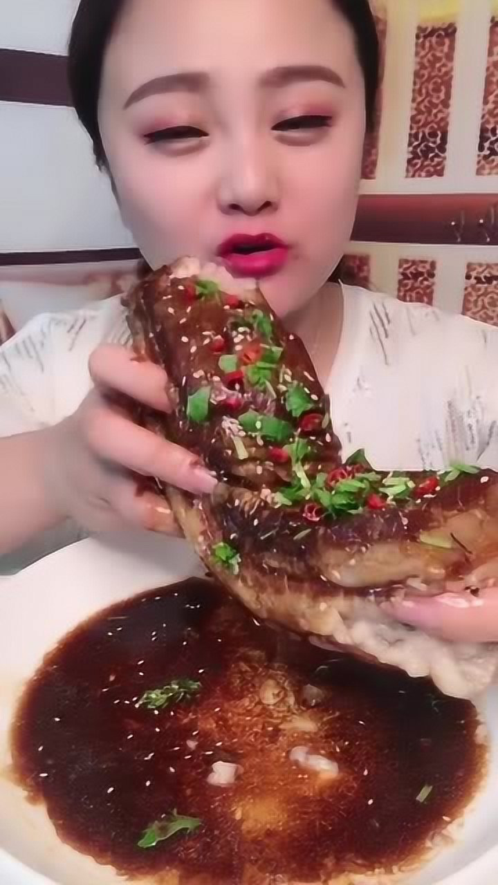 300斤胖妹吃超大五花肉!一口入魂超满足!