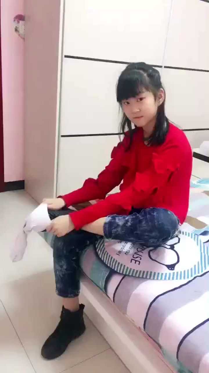 学校要求统一穿白色袜子，不知道我这样行不行_高清