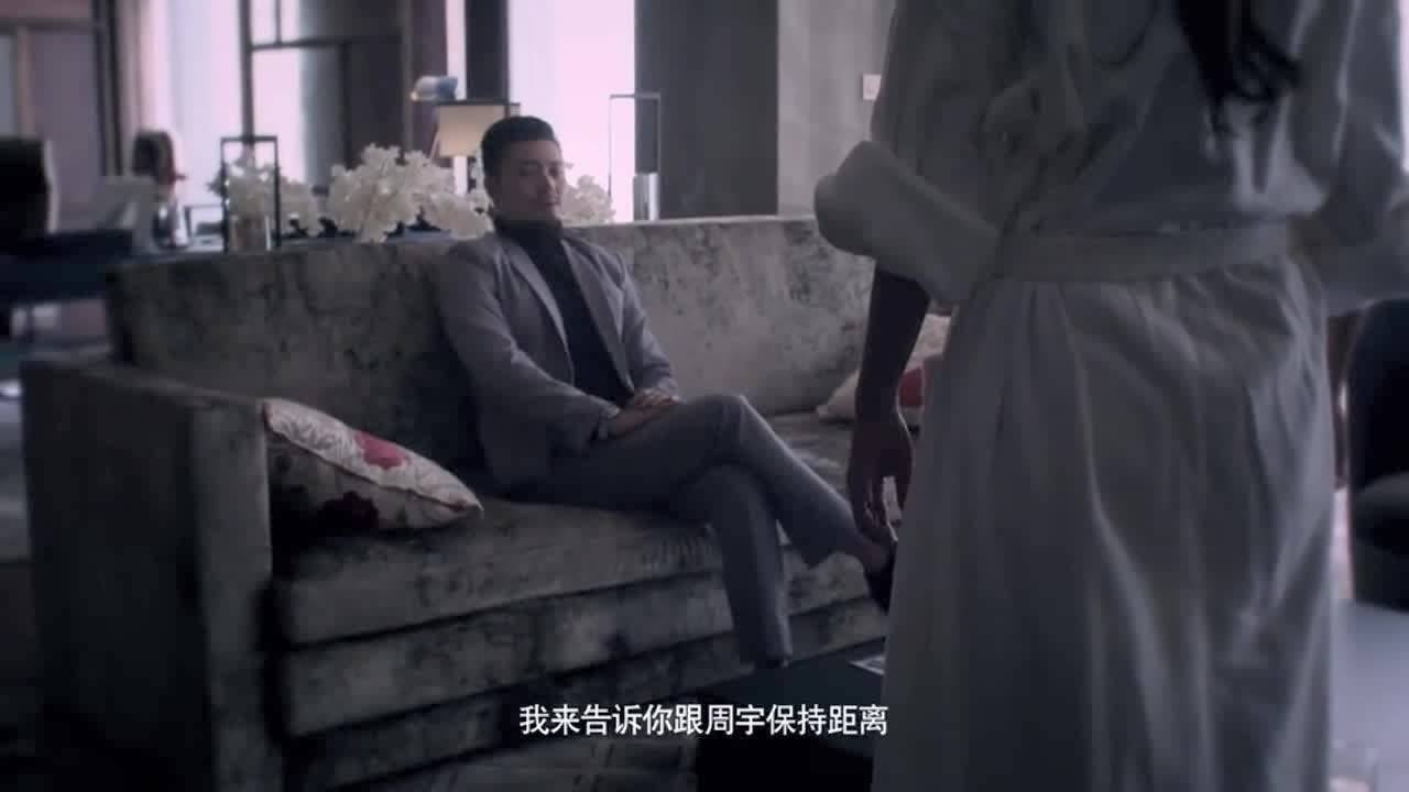 美女洗完澡出来，谁知屋子里多了个人，挺淡定的嘛！_腾讯视频