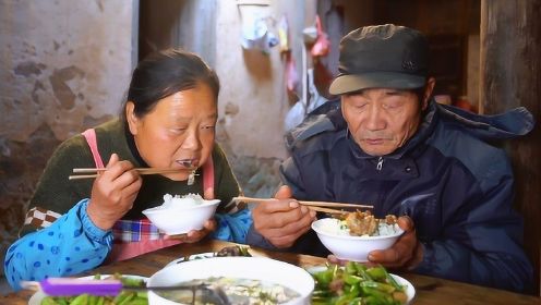 农村老家常吃青菜没肉，大舅突然来做客，看妈妈做啥吃的招待娘家人