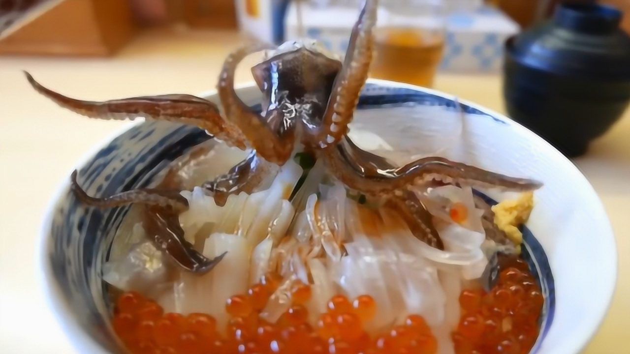 日本人生吃小章魚!還在盤子裡活蹦亂跳,不怕吃的時候卡到食道?