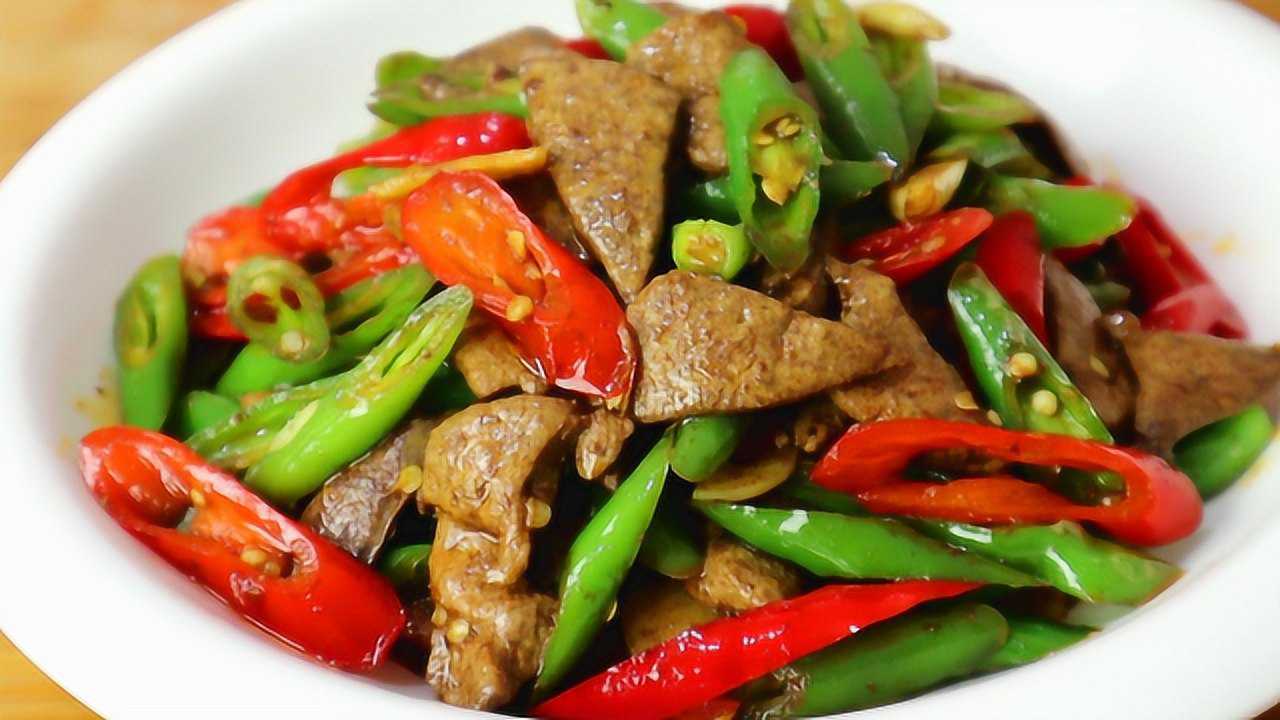 尖椒炒猪肝最好吃的家常做法香辣过瘾滑嫩无腥味下酒又下饭