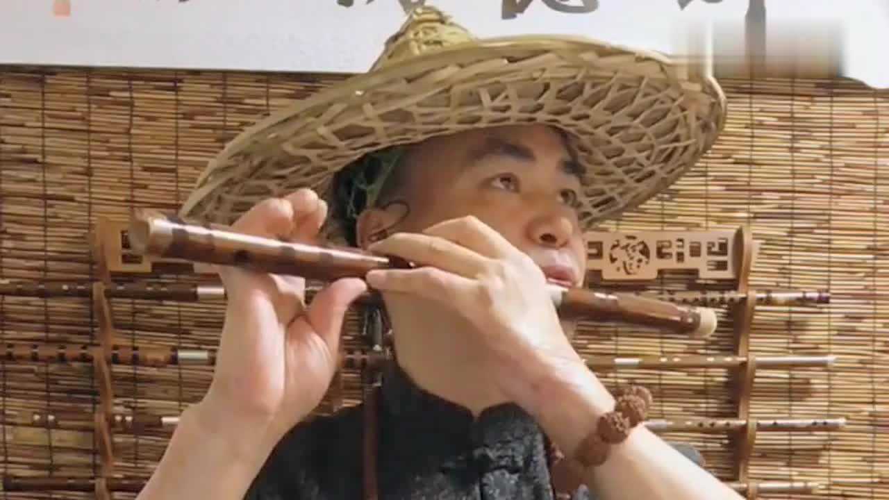 小伙用笛子演奏笑傲江湖主题曲笛声响起满满的武侠风